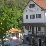 Geres Hostel *